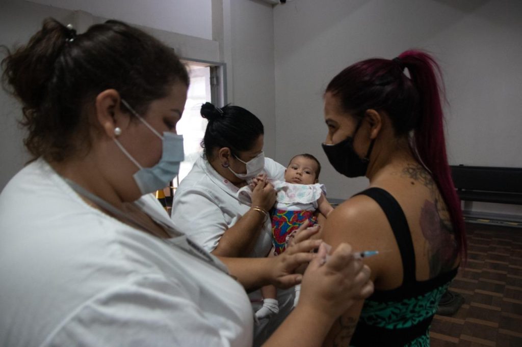 São Leopoldo segue oferecendo aplicação da quarta dose contra covid-19 para pessoas acima dos 40 anos 4 dose