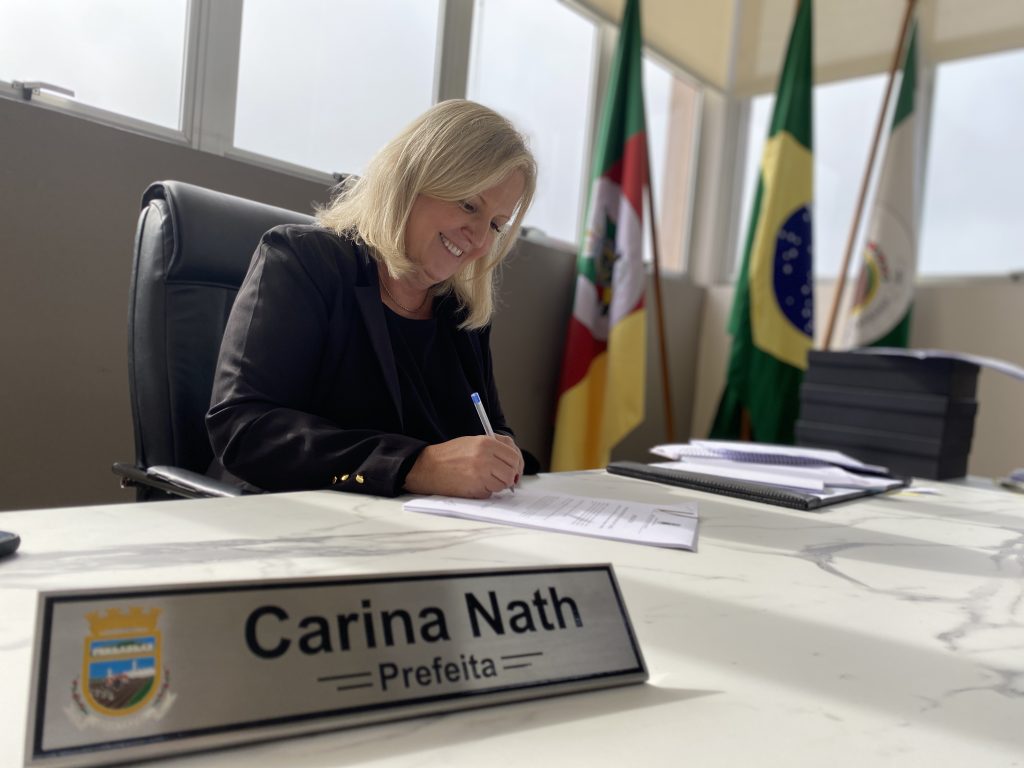 Escola do Sapato de Sapiranga está há um passo de se tornar realidade Prefeita Carina assinou ordem de inicio da obra