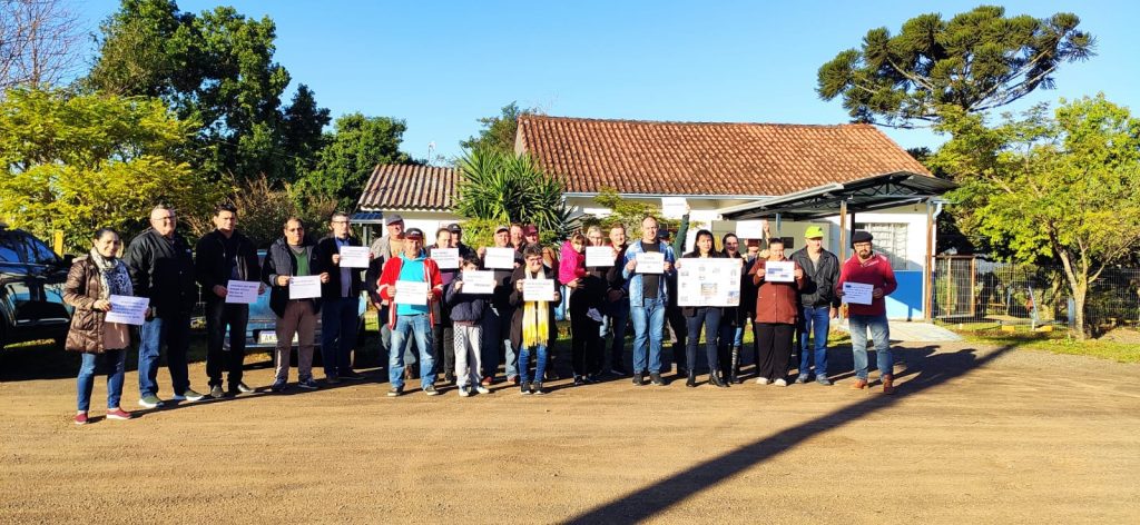 Pais protestam em Nova Hartz após determinação de fechamento de escola histórica no município WhatsApp Image 2022 06 20 at 09.35.38