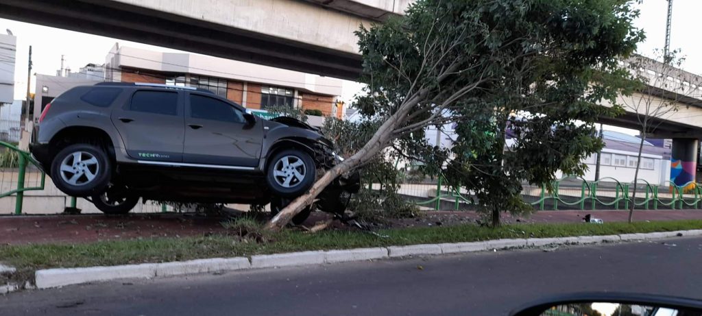 Forte acidente faz carro quase cair dentro de arroio, em Novo Hamburgo received 754560655576369