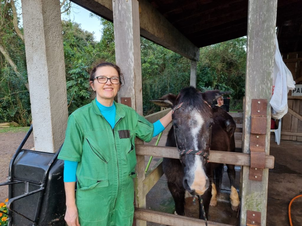Emocionante! Cavalo abandonado, com câncer, tem vida salva e cria relação de eterno amor em Novo Hamburgo 20220720 173044