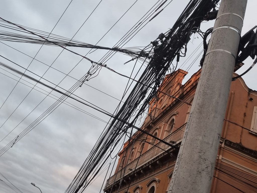 Descaso: o principal ponto turístico e histórico de Novo Hamburgo sofre com o lixo dos fios largados 20220729 174441
