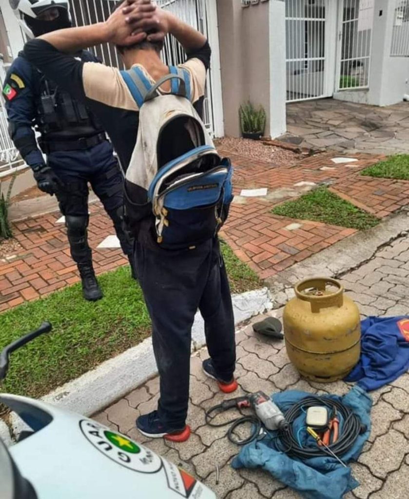 Bandido é preso após furtar casa em Novo Hamburgo FB IMG 1658244216261
