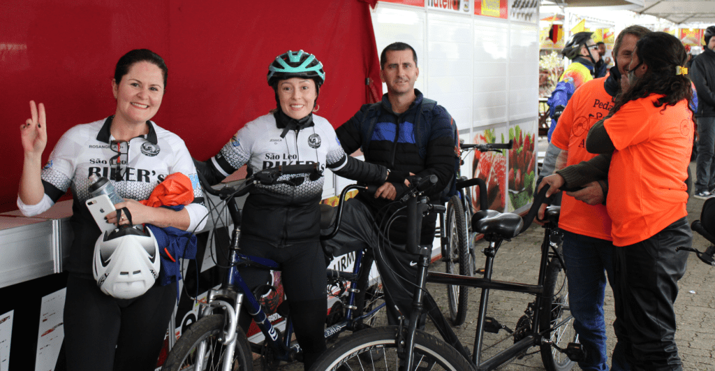 Deficientes visuais participam de passeio ciclístico em São Leopoldo Passeio ciclistico
