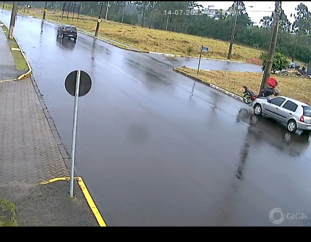 Susto! Motoboy bate de frente em carro, é arremessado e sai ileso em Novo Hamburgo Screenshot 20220714 210008 Gallery