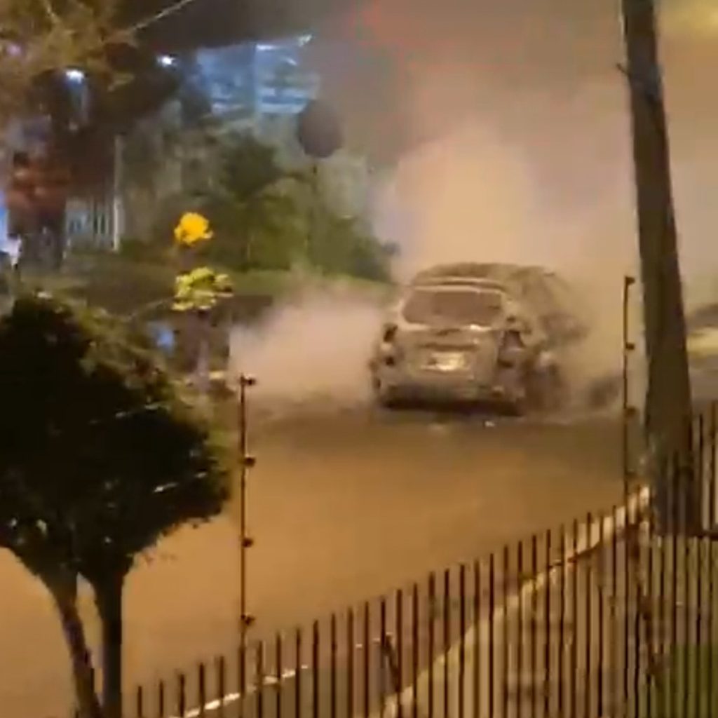 Carro pega fogo após incêndio em Novo Hamburgo Screenshot 20220722 194139 WhatsApp
