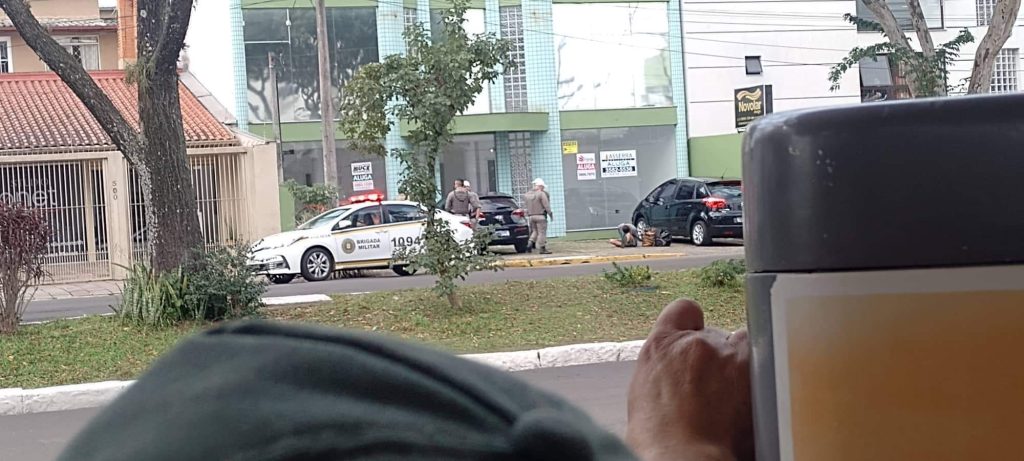 Após tentar roubas fios de loja a luz do dia, bandido é preso pela polícia em NH received 988556875149207