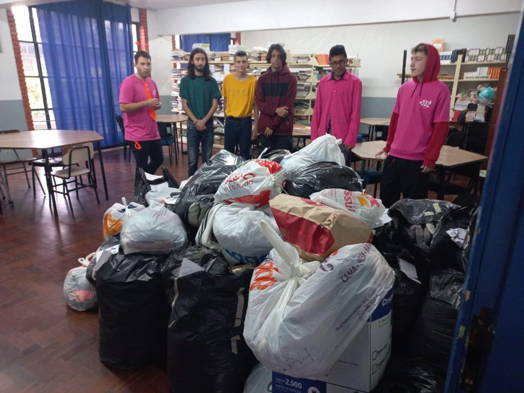 Escola Cristo Rei doa duas toneladas de roupas oriundas de gincana Escola Cristo Rei