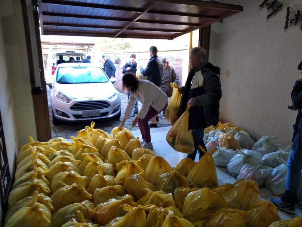 Hamburguenses doam mais de 1 tonelada de alimentos e roupas a quem mais precisa FB IMG 1659315918744