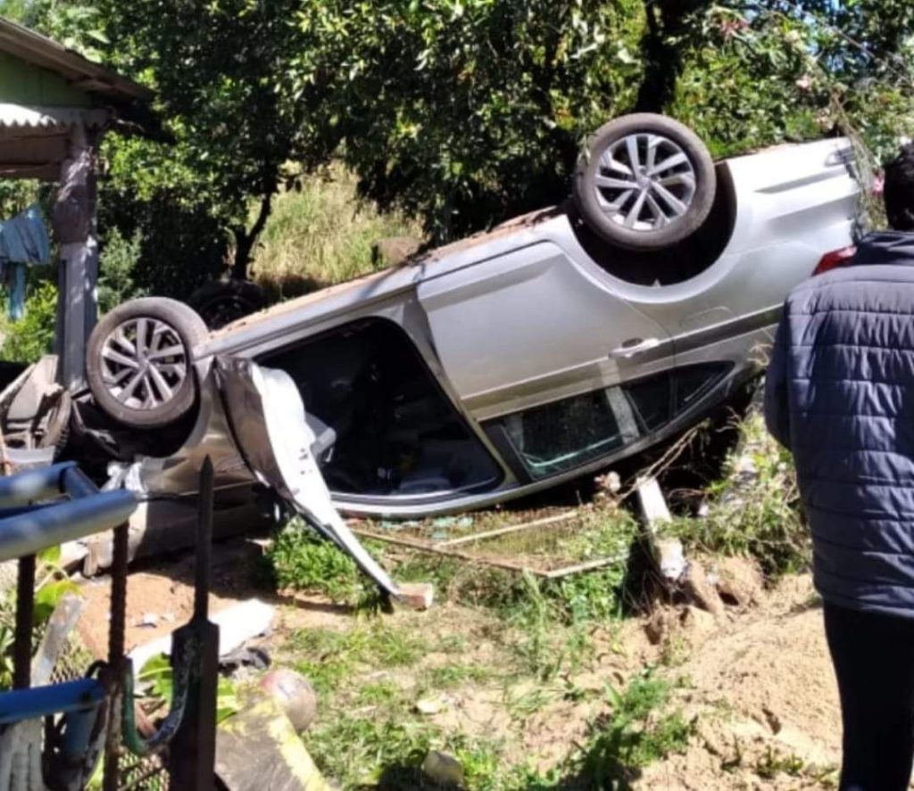 Carro capota e cai para dentro de pátio, em Novo Hamburgo FB IMG 1661897986028