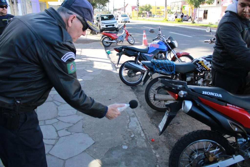 Guarda Municipal de São Leopoldo faz operação educativa para conter uso de escapamentos esportivos em motocicletas GCM 3
