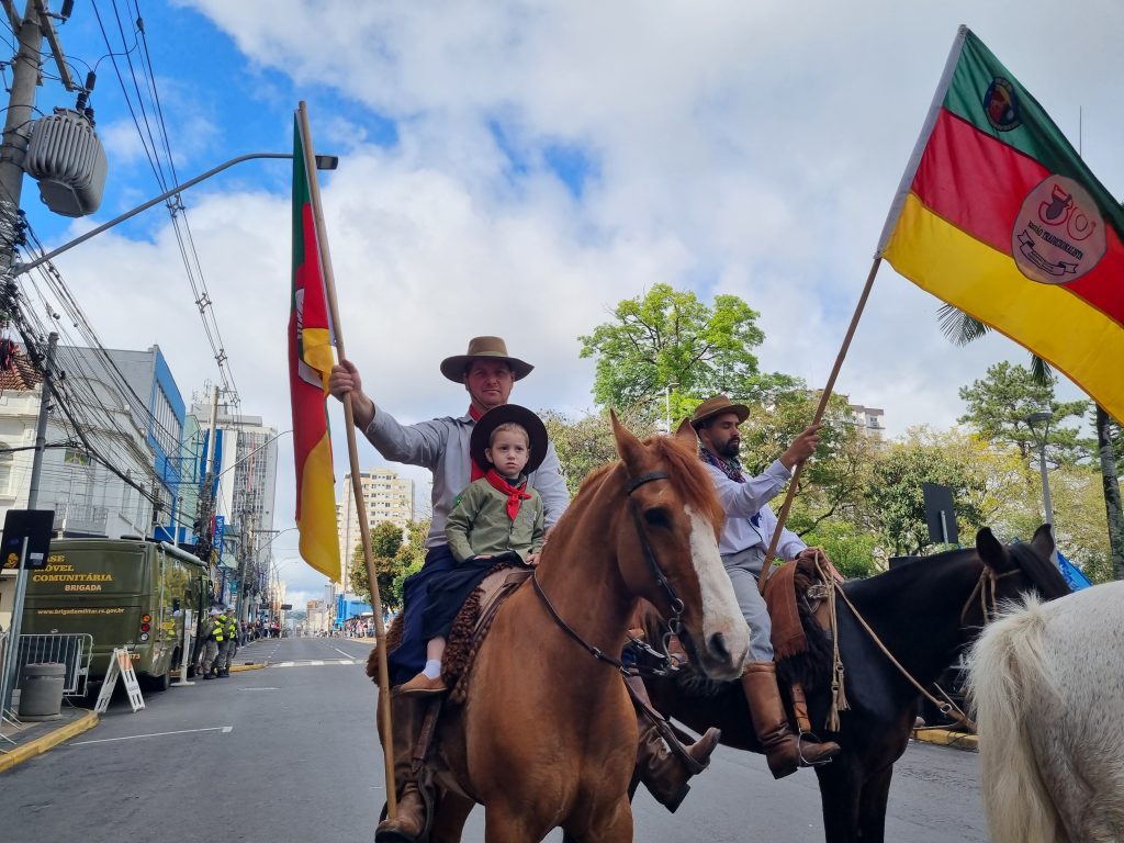 Milhares de pessoas lotam Pedro Adams Filho no desfile do 20 de setembro em Novo Hamburgo 20220920 091544
