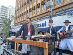 Milhares de pessoas lotam Pedro Adams Filho no desfile do 20 de setembro em Novo Hamburgo 14 20220920 100300