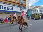 Milhares de pessoas lotam Pedro Adams Filho no desfile do 20 de setembro em Novo Hamburgo 9 20220920 102440