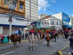 Milhares de pessoas lotam Pedro Adams Filho no desfile do 20 de setembro em Novo Hamburgo 8 20220920 102619