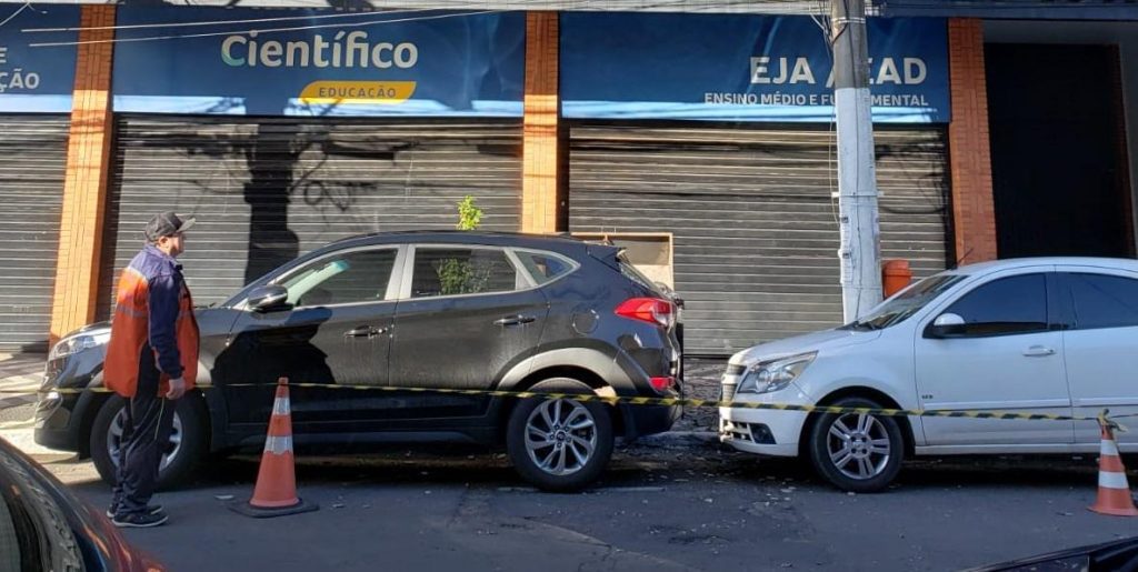 Defesa Civil isola área onde cerâmica se desprendeu de um prédio em São Leopoldo DefesaCivil1557417960528