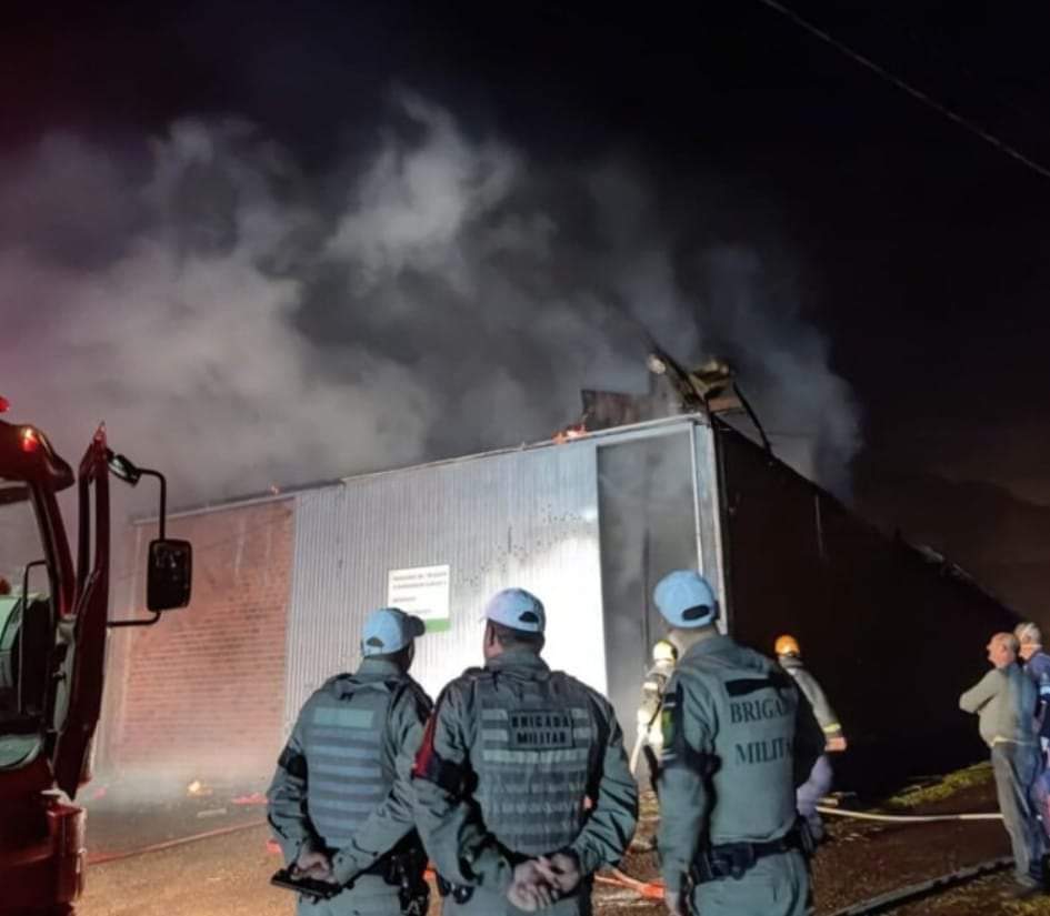 Forte incêndio destrói empresa no Vale do Sinos: funcionário morreu FB IMG 1663157996183