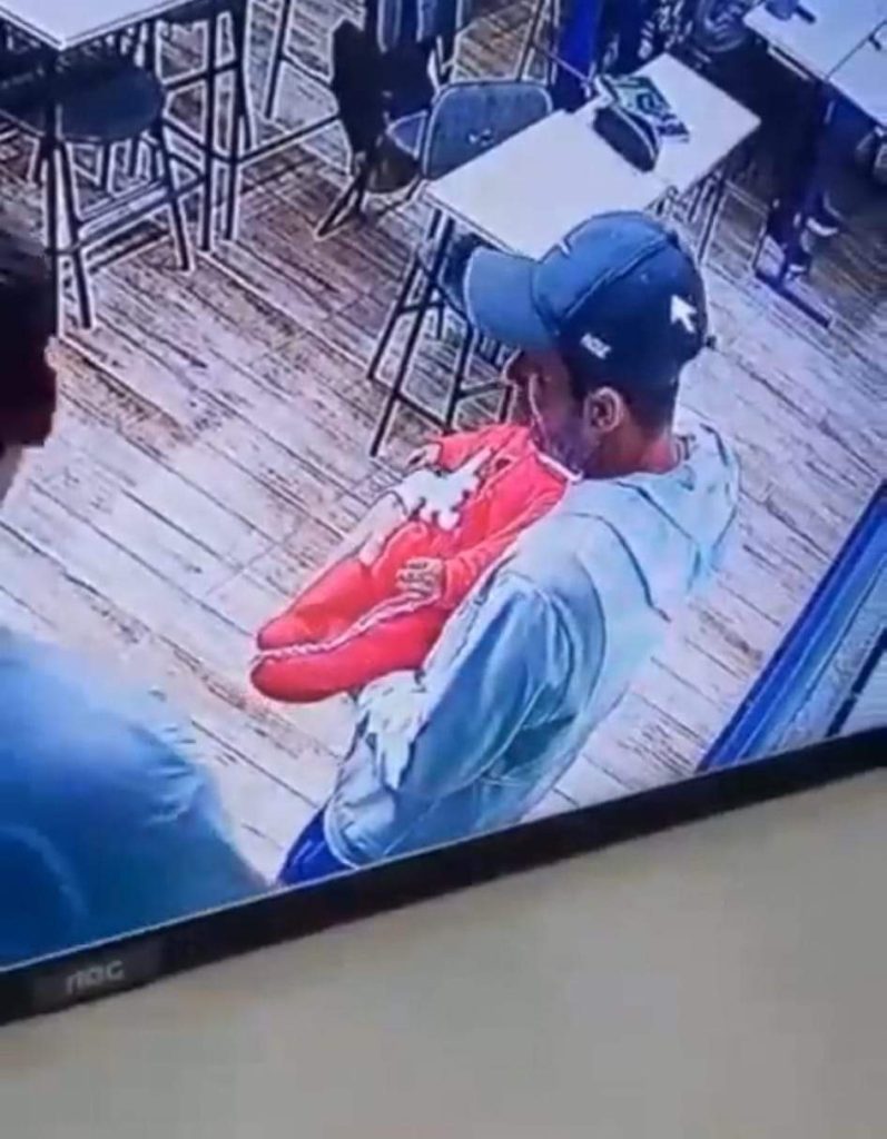 Espetacular! Enquanto dá aula, professor segura filha de aluna no colo em Novo Hamburgo FB IMG 1663173064580