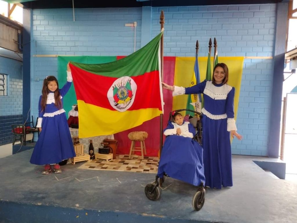 Professora de Novo Hamburgo dá show ao unir jovem cadeirante a turma na dança do dia do Gaúcho FB IMG 1663775866726