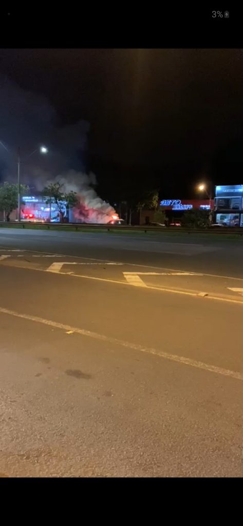 Carro pega fogo em plena BR-116, em Novo Hamburgo Screenshot 20220925 231221 WhatsApp