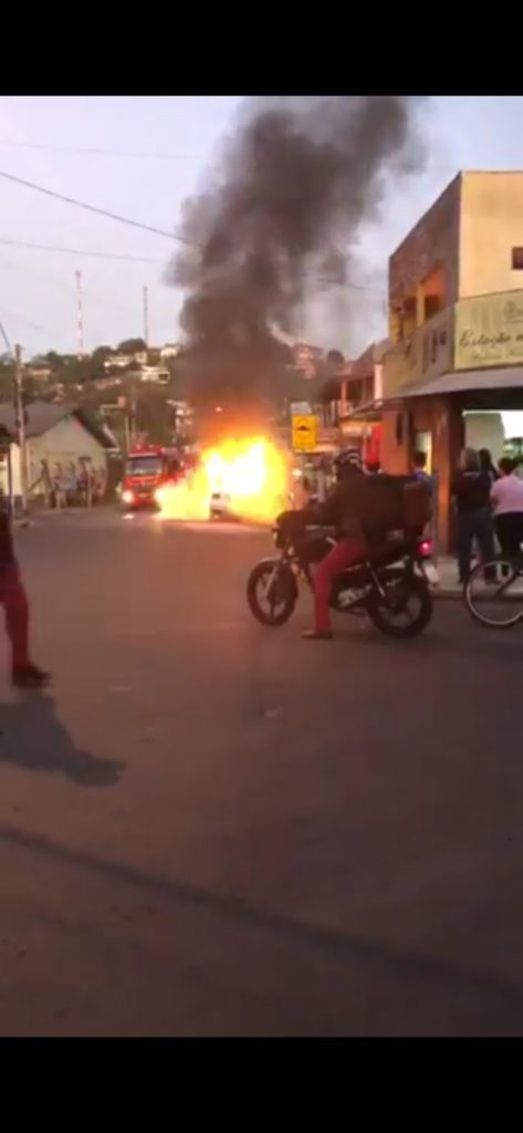 Carro pega fogo e fica destruído em Novo Hamburgo Screenshot 20220926 191812 Gallery