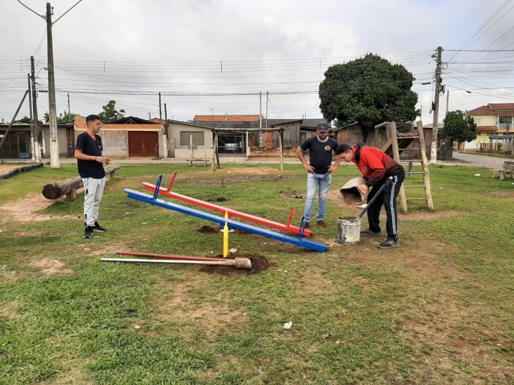 Praças de São Leopoldo começam a receber brinquedos novos Semurb
