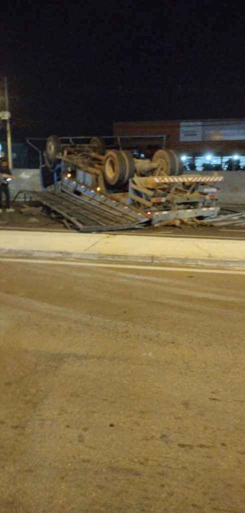 Grave acidente na BR-116: caminhão capota e trânsito bloqueado received 456105499897934