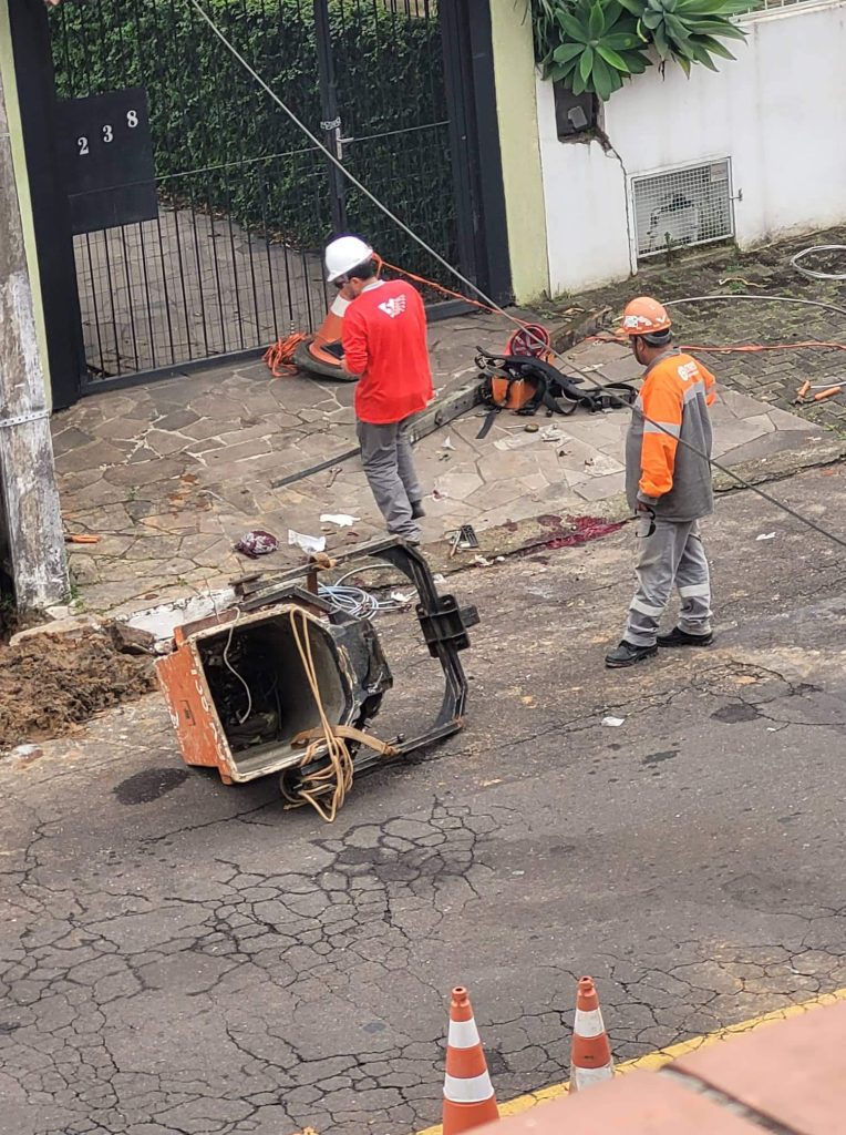 Trabalhador cai enquanto consertava poste em Novo Hamburgo received 484959339820176
