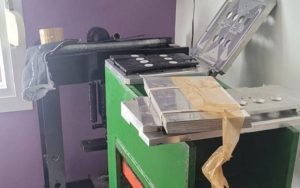 Polícia descobre fábrica de placas falsas de carro em Novo Hamburgo: criminosos usavam 1 1 equipamento placa clonada policia civil 20578025