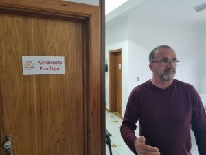 Emocionante: policial aposentado, que foi abandonado quando criança, hoje é pai de dezenas de crianças abandonadas 1 20221010 162031