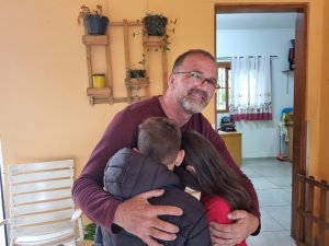 Emocionante: policial aposentado, que foi abandonado quando criança, hoje é pai de dezenas de crianças abandonadas 6 20221010 165302