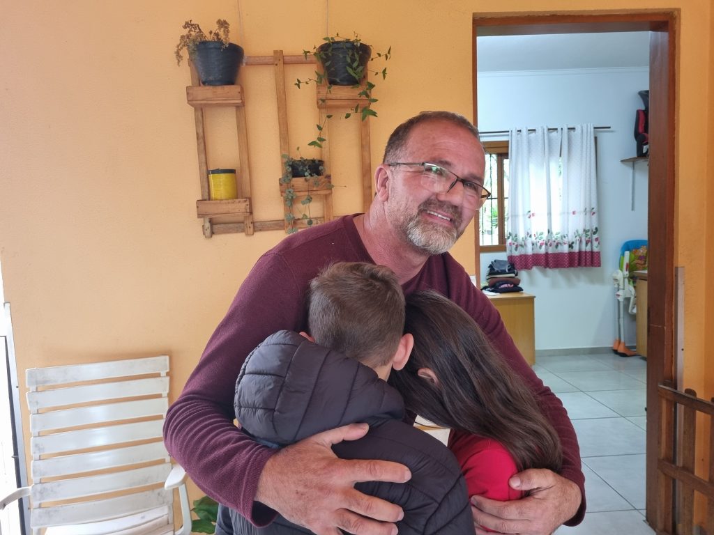 Emocionante: policial aposentado, que foi abandonado quando criança, hoje é pai de dezenas de crianças abandonadas 20221010 165305
