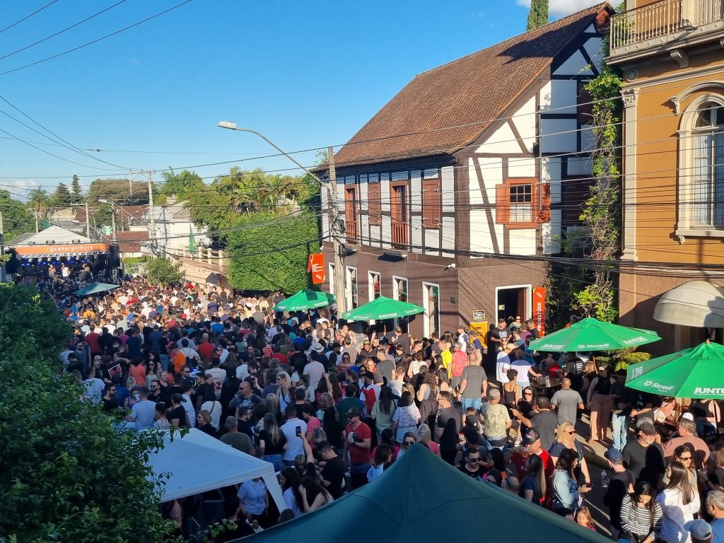 Espetacular! Milhares de pessoas lotam a Hamburgerg Fest, na festa de todo o hamburguense 20221023 171215
