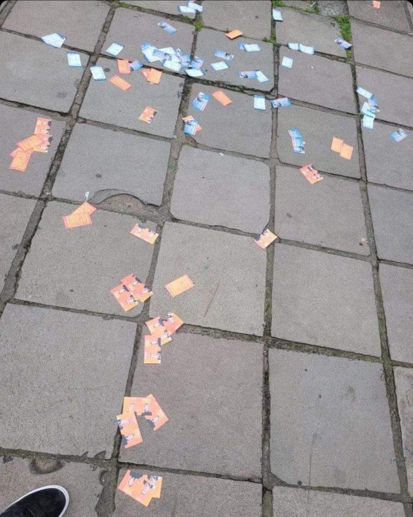 Vergonhoso: mais uma vez, centenas de santinhos nas ruas de Novo Hamburgo, como lixo FB IMG 1664728802826