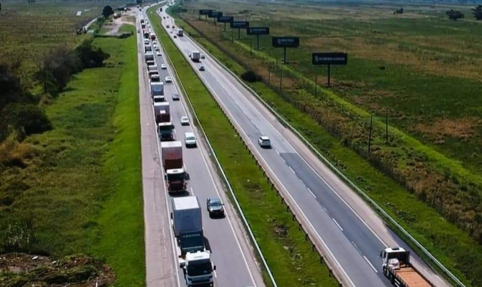 Mega empresa do Vale do Sinos faz investimento milionário e traz comboio de novas máquinas com dezenas de caminhões FB IMG 1665074340583