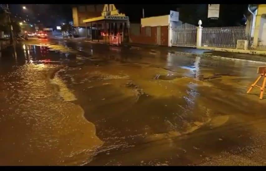 Mega adutora explode no centro e deixa rua como lago e asfalto com cratera FB IMG 1665539686742