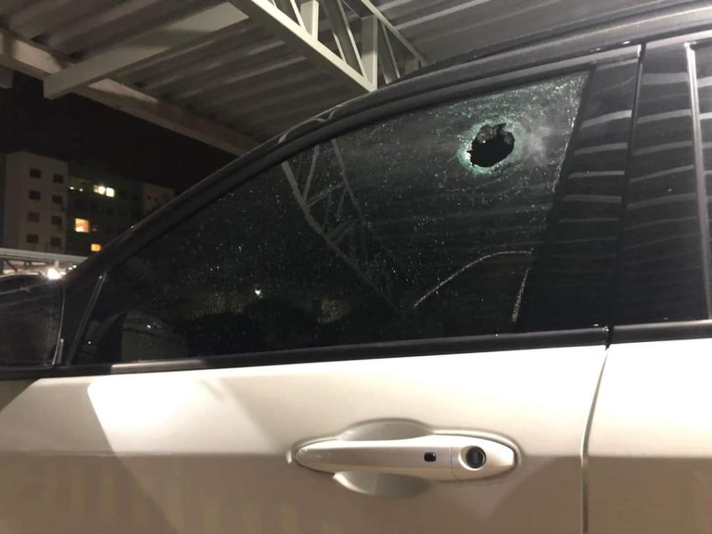 Bandidos atacam carro, na frente de casa, e miram na cabeça do motorista no Vale do Sinos FB IMG 1665962879834