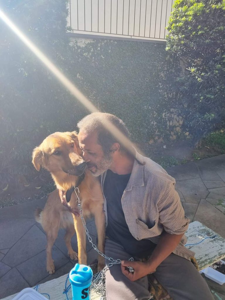 Morador de rua reencontra e recupera seu cachorro roubado em Novo Hamburgo FB IMG 1666619871172
