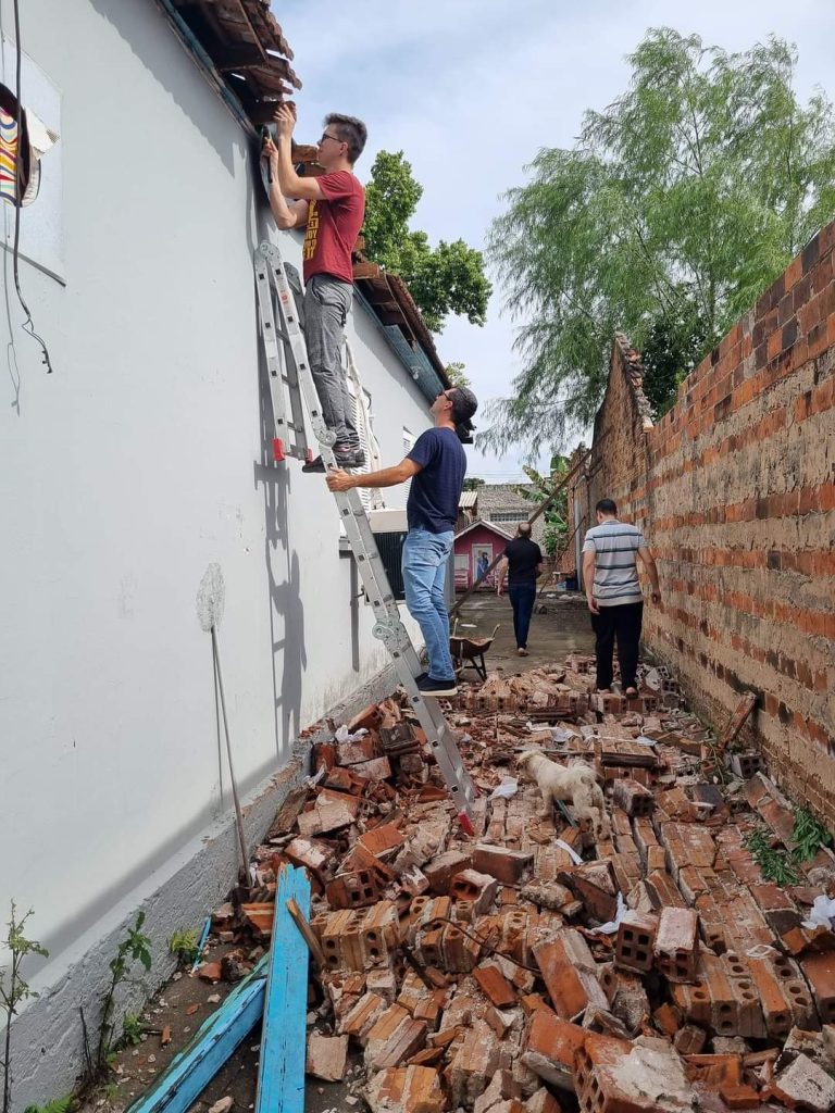Muro cai em cima de quarto de bebê, e pai o salva em Novo Hamburgo FB IMG 1667071321776