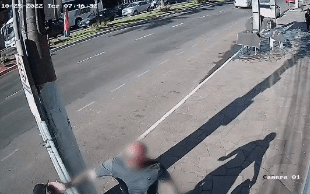 Guarda Municipal de São Leopoldo é afastado após agredir adolescente no centro da cidade GCM 3