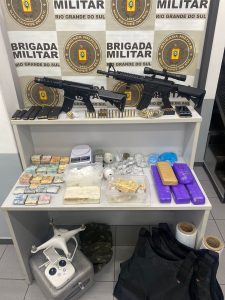 Brigada faz mega apreensão em Novo Hamburgo: de fuzil falsa a droga escondida em airbag 1 IMG 20221003 WA0045