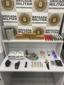 Brigada faz mega apreensão em Novo Hamburgo: de fuzil falsa a droga escondida em airbag 2 IMG 20221004 WA0003