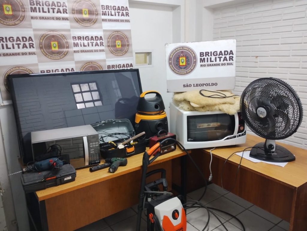 Criminosos roubam casa, levam dezenas de itens, mas, na fuga, acabam presos no Vale do Sinos IMG 20221004 WA0038