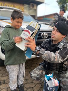 No dia da criança, policial hamburguense realiza sonho de menino que os tem como heróis 2 IMG 20221011 WA0106
