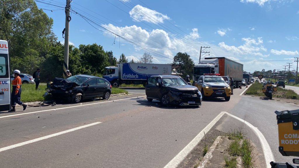 Carros batem de frente em forte acidente no Vale do Sinos IMG 20221013 WA0042