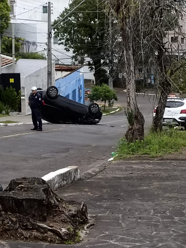 Carro capota em forte acidente no centro de Novo Hamburgo IMG 20221020 WA0000
