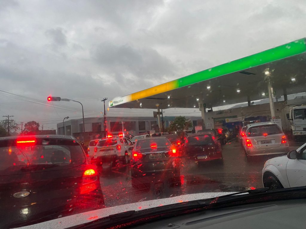 Alguns postos de gasolina já tem falta do combustível em NH: filas com centenas de pessoas IPOSTO1
