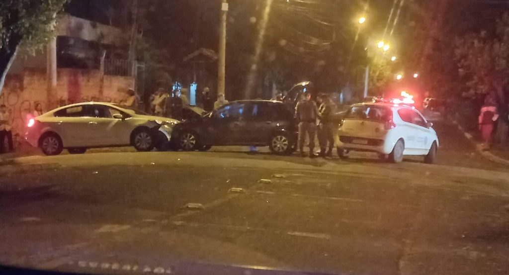 Carros batem de frente em forte acidente em Novo Hamburgo received 1795080304172199