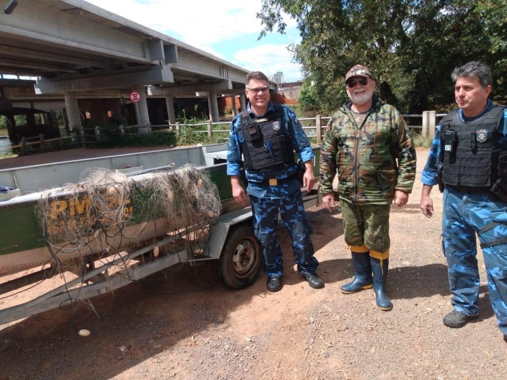 Fiscalização ambiental remove redes de pesca ilegal no Rio dos Sinos Fiscalizacao ambiental