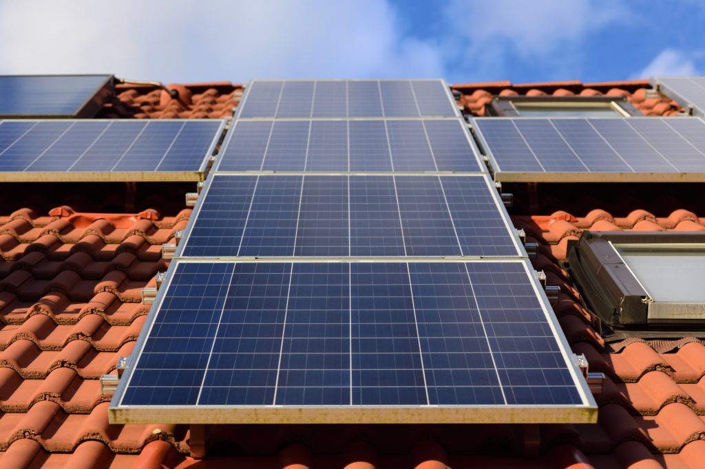 Portão: vereador propõe desconto no IPTU para imóveis que possuem placas de energia solar Placa solar
